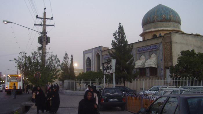 Moschee mit hellblauer Kuppel an der Stelle des Haus des Bab