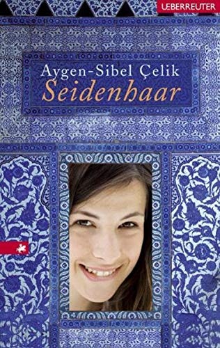 Buchcover "Seidenhaar" von Aygen-Sibel Celik zu sehen ist eine junge Frau in einem blau gemusterten Rahmen