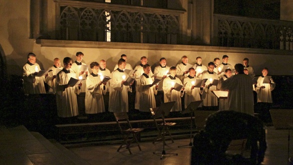 Chor singt das Osterlob in der Osternacht