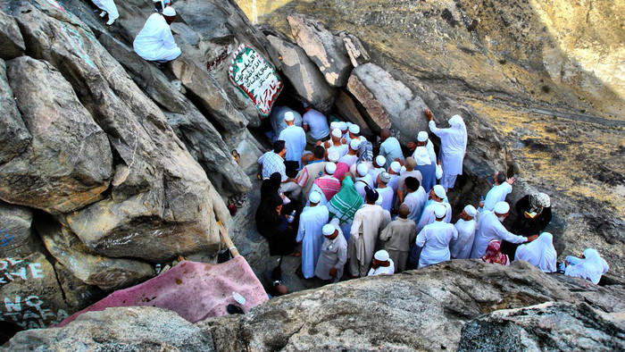 Muslimische Pilger vor der Höhle am Berg Hira.